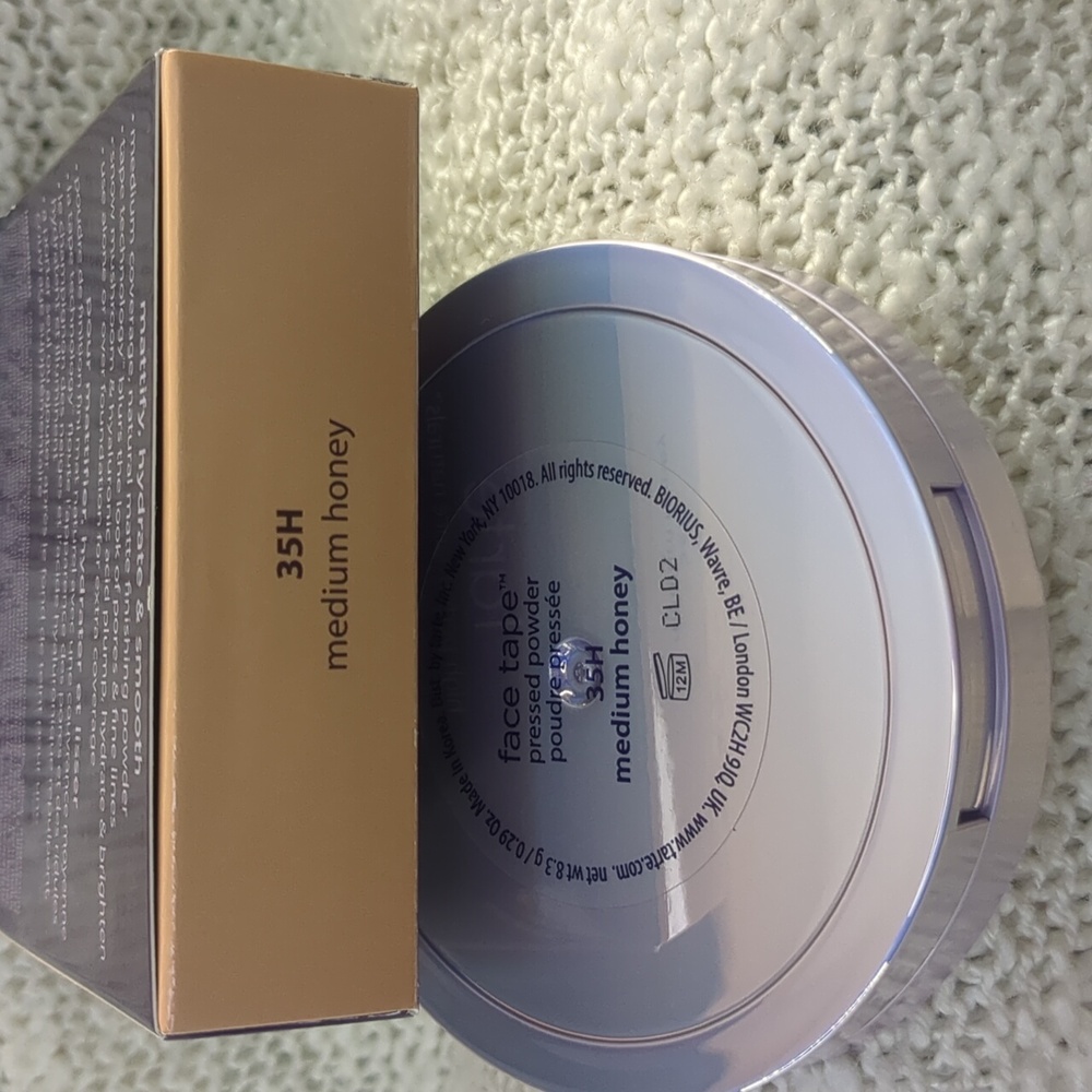 TARTE Face Tape Pressed Powder in 35H (Medium Honey), 8.3g/0.29oz - Picture 4 of 10